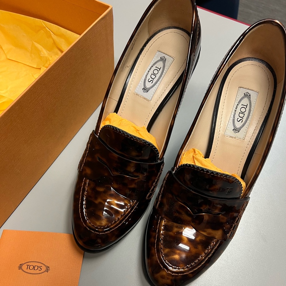 Tod’s tortoise patent loafer pump
